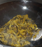 酸菜炒肉丝,另起油锅，倒入酸菜炒出香味。