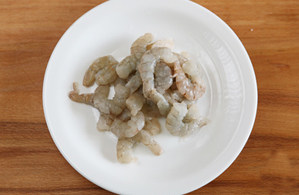 虾滑丝瓜鲜汤,将海虾去壳去泥肠备用