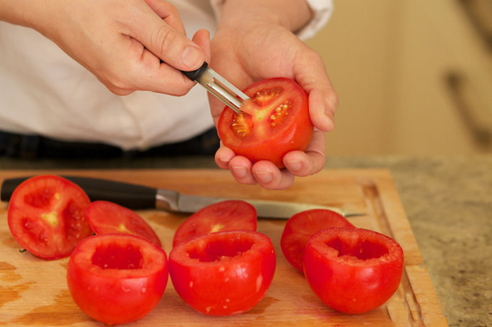 番茄盅,用趁手的工具把番茄里面的种籽和果肉挖出来