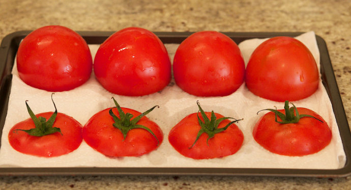 番茄盅,把挖好的番茄倒扣在厨房纸上