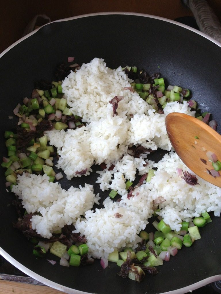 减肥菜式-杂菜粒炒饭,把饭放锅里和蔬菜炒拌均匀