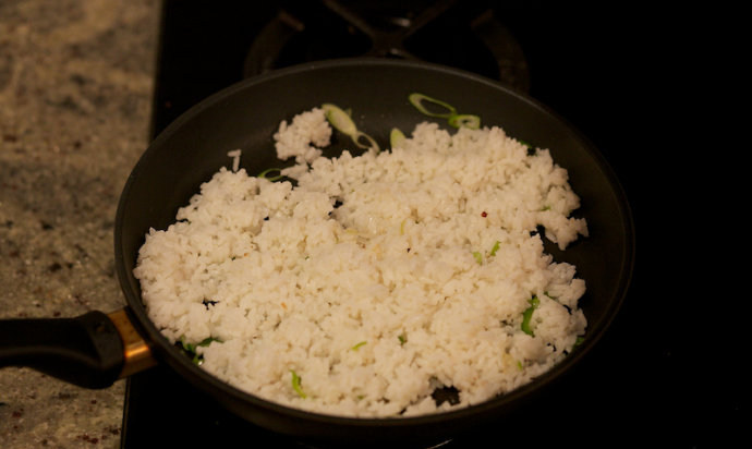 番茄盅,等小葱飘出香气后，就放入500克左右的米饭，迅速翻炒，直到把米饭炒散为止。