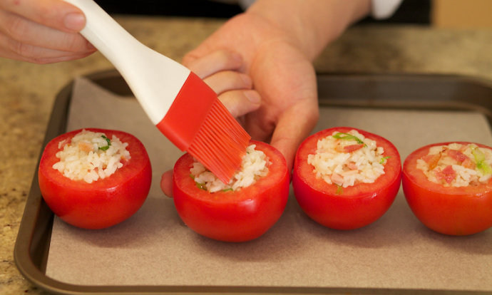 番茄盅,用刷子在番茄盅的表面刷上一层花生油。