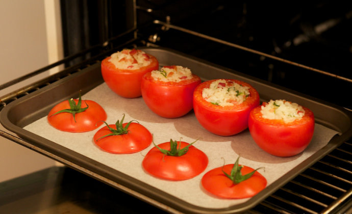 番茄盅,把烤盘放进预热好的烤箱内烤10分钟，然后把番茄的盖放在烤盘上，再烤5分钟