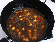 家常红烧肉,加入适量热水，大火煮沸后盖锅盖，改小火慢炖。