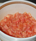 蕃茄疙瘩汤,砂锅放少许油烧热，下入蕃茄翻炒至泥状。