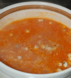 蕃茄疙瘩汤,蘑菇倒入砂锅内，加水煮开后中大火煮15分钟左右，加盐，糖，胡椒粉
  等调味。