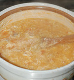 蕃茄疙瘩汤,用手慢慢把面疙瘩抖落到锅里，煮开后稍煮几分钟即可。