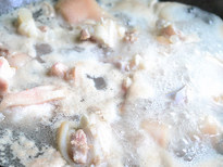 黄豆焖猪蹄,将斩好的猪手入锅里氽水后捞出。
