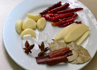 黄豆焖猪蹄,干辣椒切成段，生姜切厚片，大蒜、香叶、八角、冰糖、桂皮准备好。