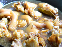 黄豆焖猪蹄,往锅内注入没住猪手的开水或高汤烧开