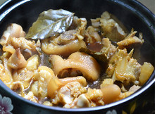 黄豆焖猪蹄,将全部食材移至砂锅
