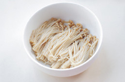 酸汤金针肥牛,将金针菇铺在碗里备用。