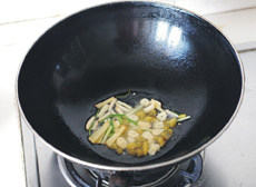酸汤金针肥牛,锅里烧热油，将切碎的葱末、姜末、蒜末、野山椒末放入锅内炒香
