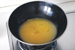 酸汤金针肥牛,加入高汤或清水，再加入陈醋、白胡椒粉、料酒、鱼露大火煮开