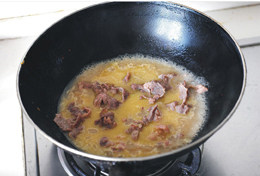 酸汤金针肥牛,将过滤后的汤倒回锅内，放入化冻后的肥牛片，煮至肥牛片由红转为白色即可。