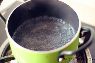 鸳鸯奶茶,取一口锅，放入170g的水，煮开