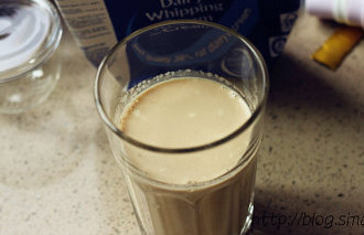 鸳鸯奶茶,将淡奶油倒入冲泡好的红茶汁中，充分搅拌均匀制成奶茶