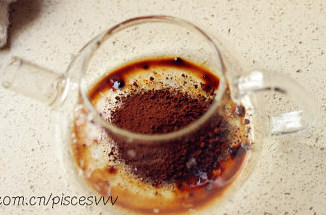 鸳鸯奶茶,将纯咖啡粉倒入茶杯中，冲入250g沸水