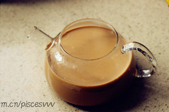 鸳鸯奶茶,最后将调好的奶茶倒入咖啡中，再放入细砂糖混合均匀即可