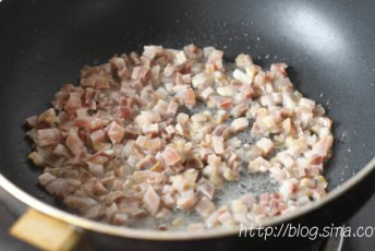 咸肉豆瓣饭,咸肉洗净后切片随即切成肉丁