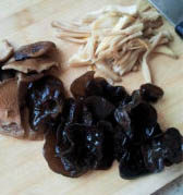 四喜烤麸,黑木耳、香菇洗净后切开，黄花切成两段备用