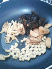 四喜烤麸,放入香菇、黄花菜、黑木耳，翻炒均匀