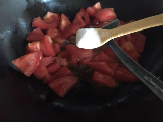 番茄鸡蛋盖浇饭,加入适量盐，炒出汤汁