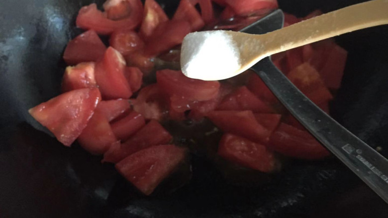 番茄鸡蛋盖浇饭,加入适量盐，炒出汤汁
