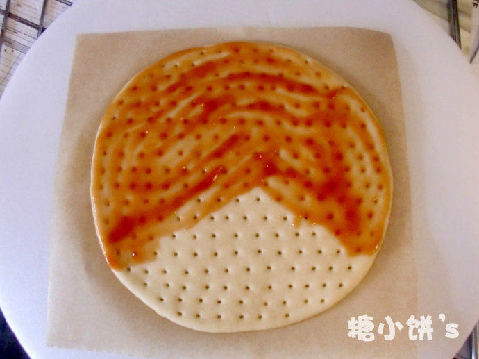 愤怒的小鸟披萨,在面饼上用筷子戳一堆的孔。二次发酵半个小时