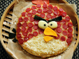 愤怒的小鸟披萨,出炉后在下面白色部分装饰帕玛森芝士粉
中间用camembert做眼睛。黄车打做喙。紫菜做睫毛、眼珠和尾巴