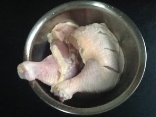 烤鸡腿,鸡腿处理干净，正反两面各划几刀