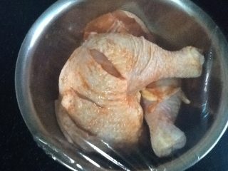 烤鸡腿,用烧烤酱腌上，盖上保鲜膜，放冰箱冷藏十小时以上