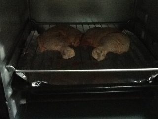烤鸡腿,烤箱预热180度，烤盘垫上锡箔纸，放烤网下层，鸡腿放烤网上