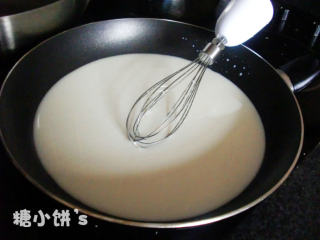 脆皮炸鲜奶,牛奶250ML，炼乳2汤勺，玉米淀粉2汤勺和糖40G混合均匀