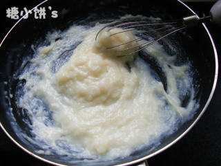 脆皮炸鲜奶,放入平底锅中中火加热。边加热边搅拌至淀粉糊化形成浓稠浆状奶糊