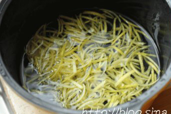 蜂蜜柠檬柚子茶,腌好的柚子皮过水冲洗干净，入装有清水的锅中，用中火煮10分钟