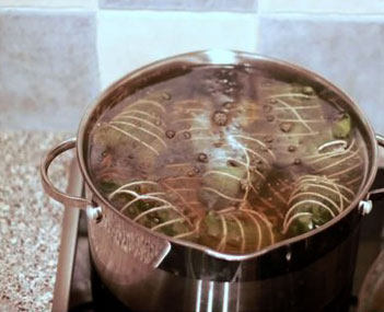 五花肉粽,放入锅中加沸水，最好是盖过粽子；等水再次沸，火关小，盖上锅盖，以小火炖4个小时左右就可以了