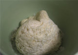 豆沙花环面包,将酵母溶于温热牛奶中，然后和其他中种材料混合，搅拌成面团。放温暖处发酵1小时，然后放冰箱里冷藏过夜