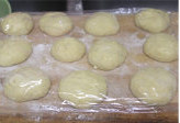 豆沙花环面包,瘦身减气，分成均匀11份(约50g一个)，搓圆中间发酵10分钟