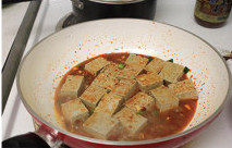 麻辣黑豆腐,夹出豆腐摆盘，在锅里加入淀粉勾芡，倒在豆腐上即可！