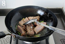 蒜香排骨,锅中留原油，下入腌好的排骨以及所有腌料，小火煸炒至排骨变色