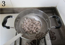 西湖牛肉羹,锅中坐水，沸腾后下入牛肉粒，煮沸后捞出备用