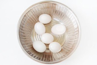 咸鸭蛋,新鲜的咸鸭蛋，泡在清水里用刷子刷干净然后让其自然晾干备用;