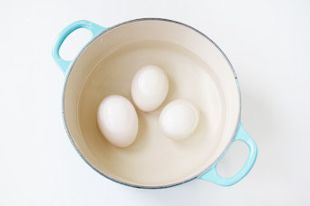 咸鸭蛋,腌制好的咸鸭蛋，无需去除盐分直接放入锅中煮熟即可。