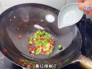 五彩风味鸡丁教程,放入青红椒丁炒香。