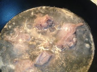 年糕排骨乱炖,排骨飞水后沥干备用，土豆、香菇切块，蒜切片，葱切段