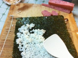 自制寿司,米饭铺平压实