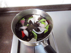 老醋木耳,起锅坐水，加入少许盐（分量外），待水沸腾后，加入木耳和配菜，汆烫1分钟左右