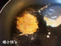 芝心土豆丝饼,煎至两面微黄。定型前避免翻动。否则容易散